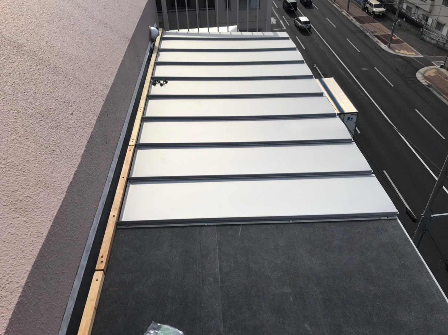 マンションの庇から雨漏り防水工事